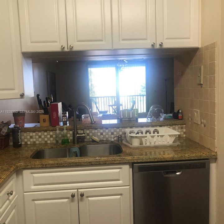 For Rent: $2,295 (2 beds, 2 baths, 940 Square Feet)