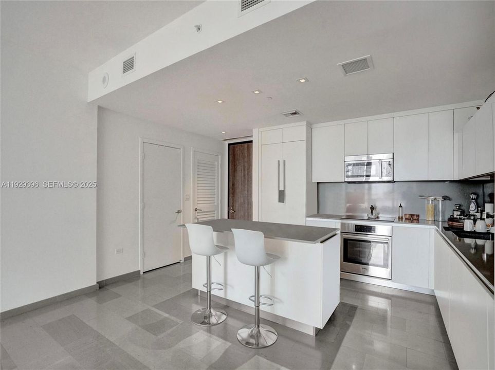 For Rent: $5,500 (1 beds, 1 baths, 994 Square Feet)