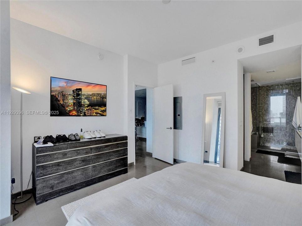 For Rent: $5,500 (1 beds, 1 baths, 994 Square Feet)