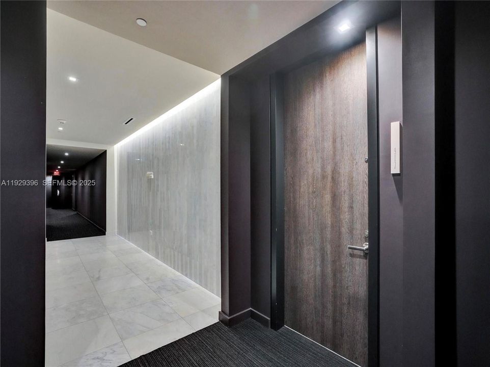 For Rent: $5,500 (1 beds, 1 baths, 994 Square Feet)