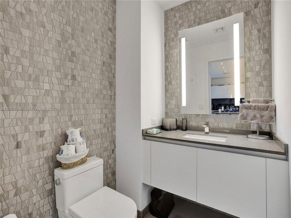 For Rent: $5,500 (1 beds, 1 baths, 994 Square Feet)