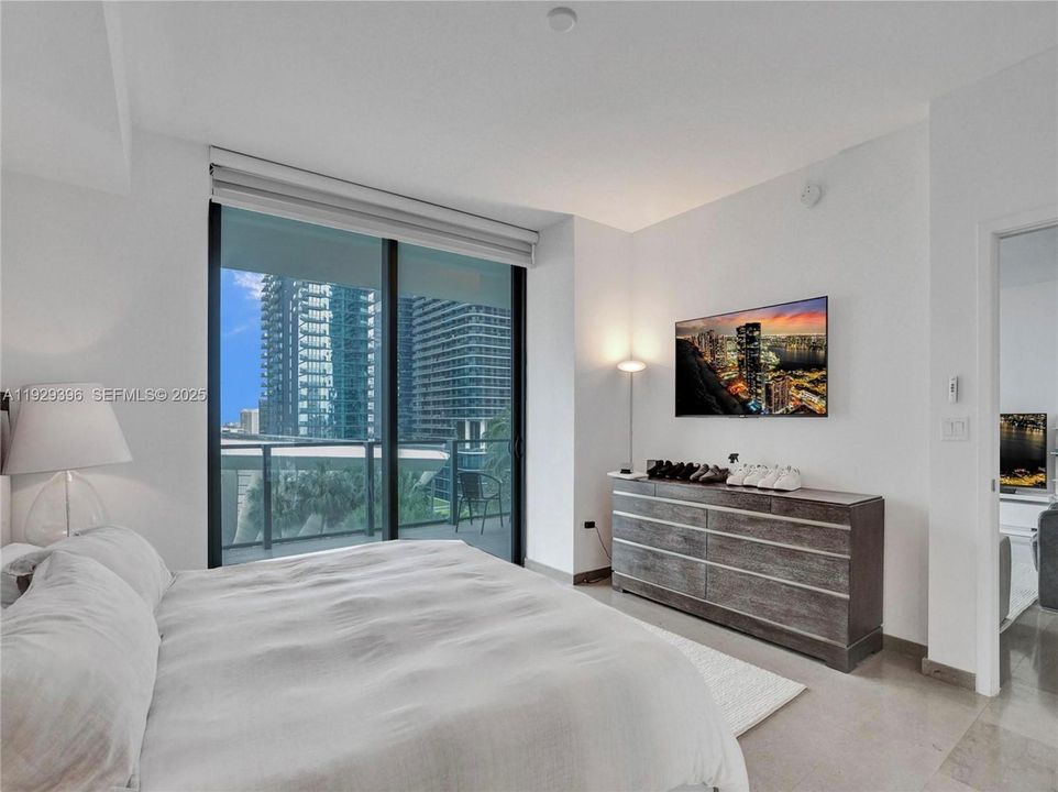 For Rent: $5,500 (1 beds, 1 baths, 994 Square Feet)