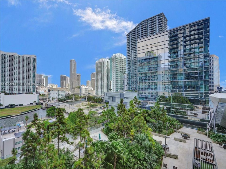 For Rent: $5,500 (1 beds, 1 baths, 994 Square Feet)