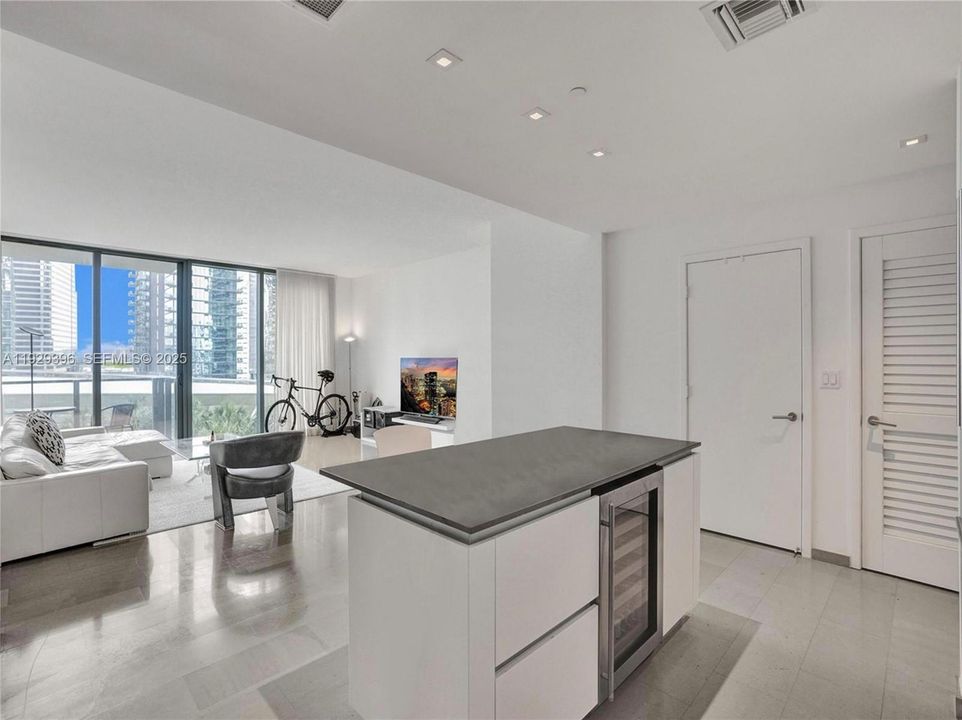 For Rent: $5,500 (1 beds, 1 baths, 994 Square Feet)