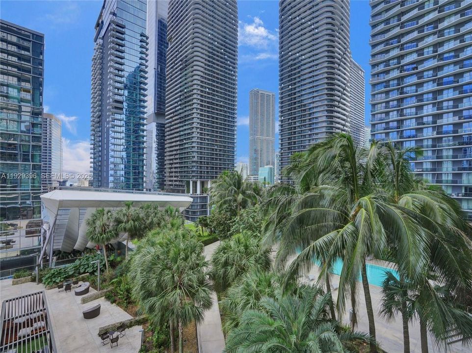 For Rent: $5,500 (1 beds, 1 baths, 994 Square Feet)