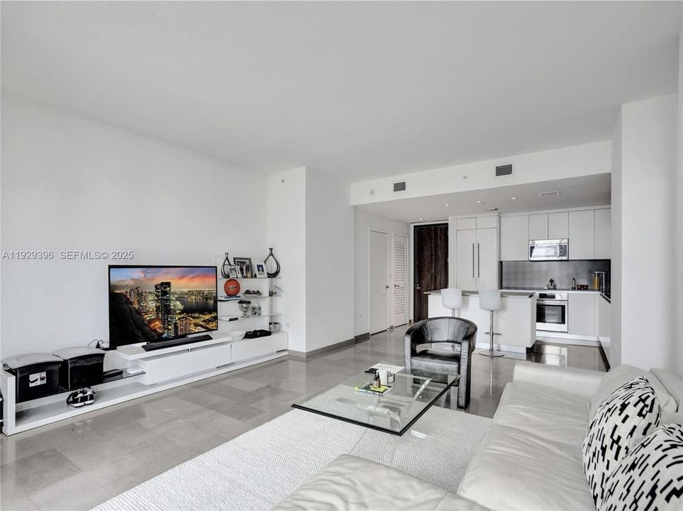 For Rent: $5,500 (1 beds, 1 baths, 994 Square Feet)