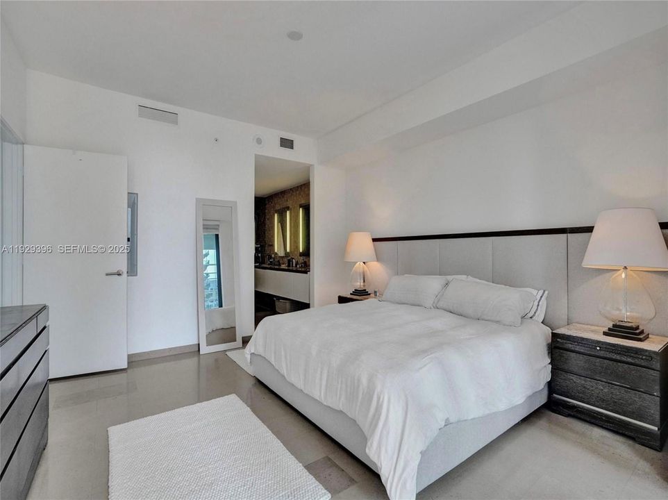 For Rent: $5,500 (1 beds, 1 baths, 994 Square Feet)