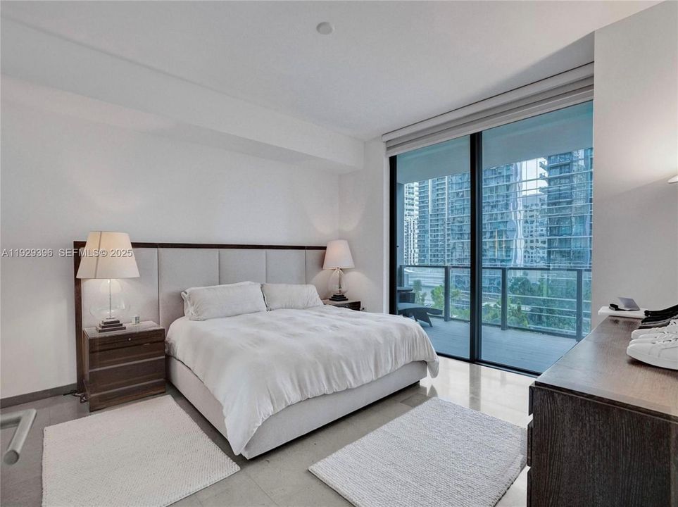 For Rent: $5,500 (1 beds, 1 baths, 994 Square Feet)