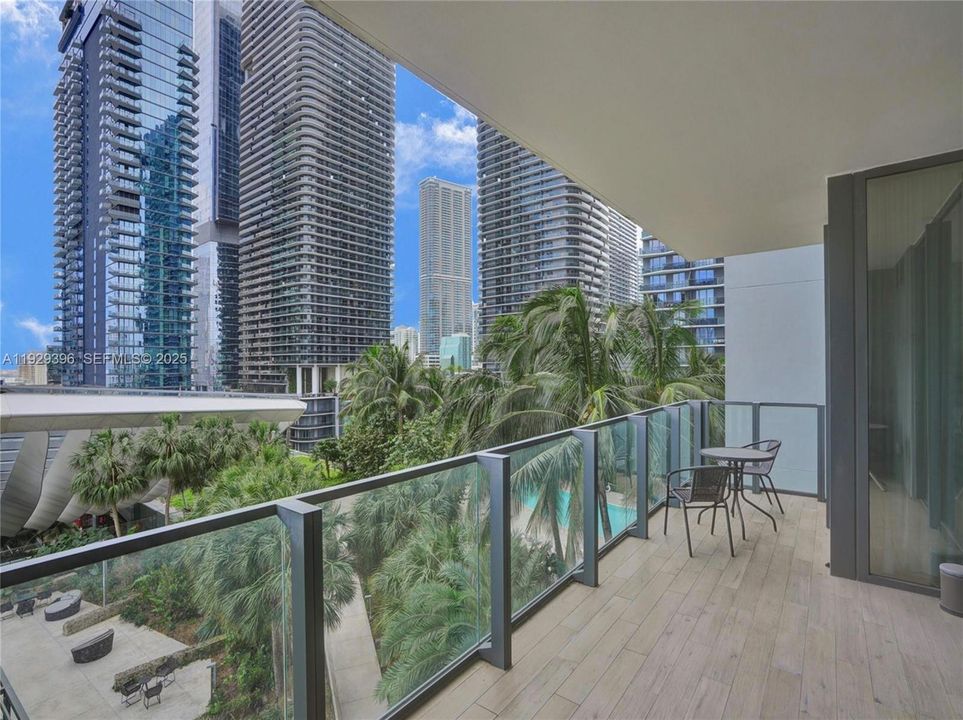 For Rent: $5,500 (1 beds, 1 baths, 994 Square Feet)