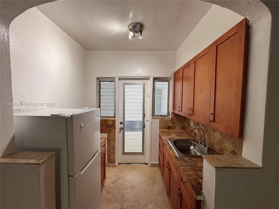 В аренду: $1,700 (0 спален, 1 ванн, 600 Квадратных фут)