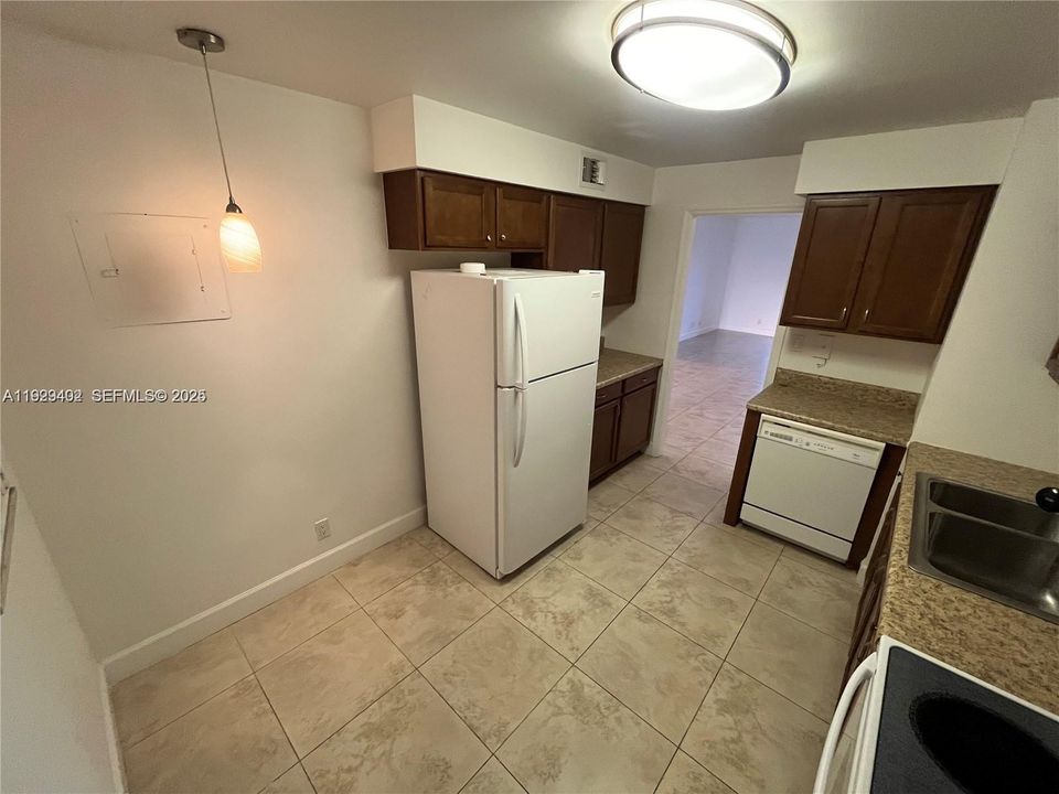 For Rent: $1,700 (2 beds, 2 baths, 900 Square Feet)