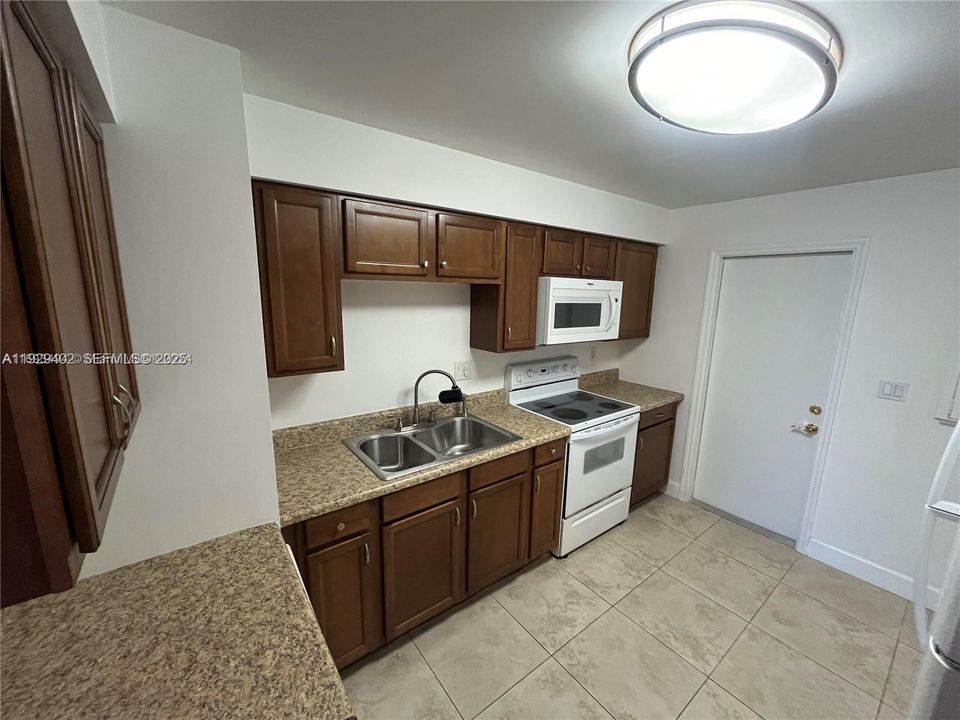 For Rent: $1,700 (2 beds, 2 baths, 900 Square Feet)