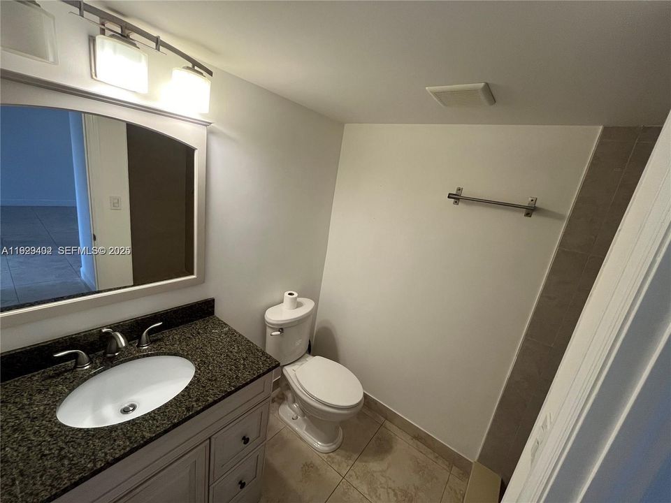 For Rent: $1,700 (2 beds, 2 baths, 900 Square Feet)