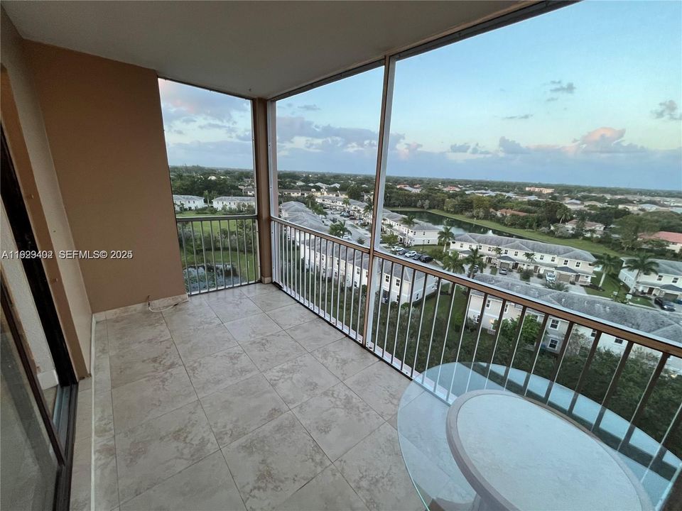 For Rent: $1,700 (2 beds, 2 baths, 900 Square Feet)