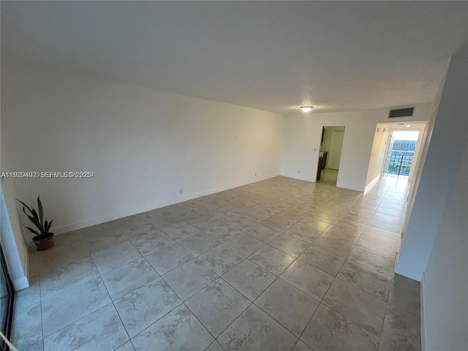 For Rent: $1,700 (2 beds, 2 baths, 900 Square Feet)