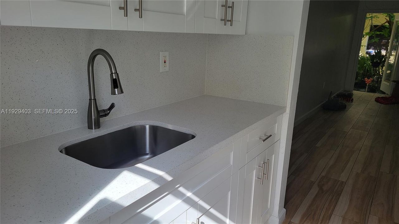 В аренду: $1,800 (0 спален, 1 ванн, 420 Квадратных фут)