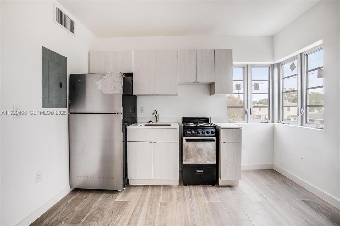 For Rent: $1,850 (2 beds, 1 baths, 598 Square Feet)