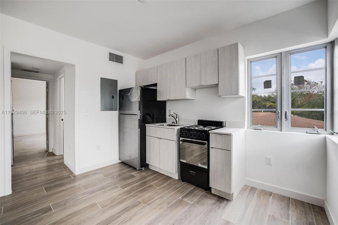 For Rent: $1,850 (2 beds, 1 baths, 598 Square Feet)