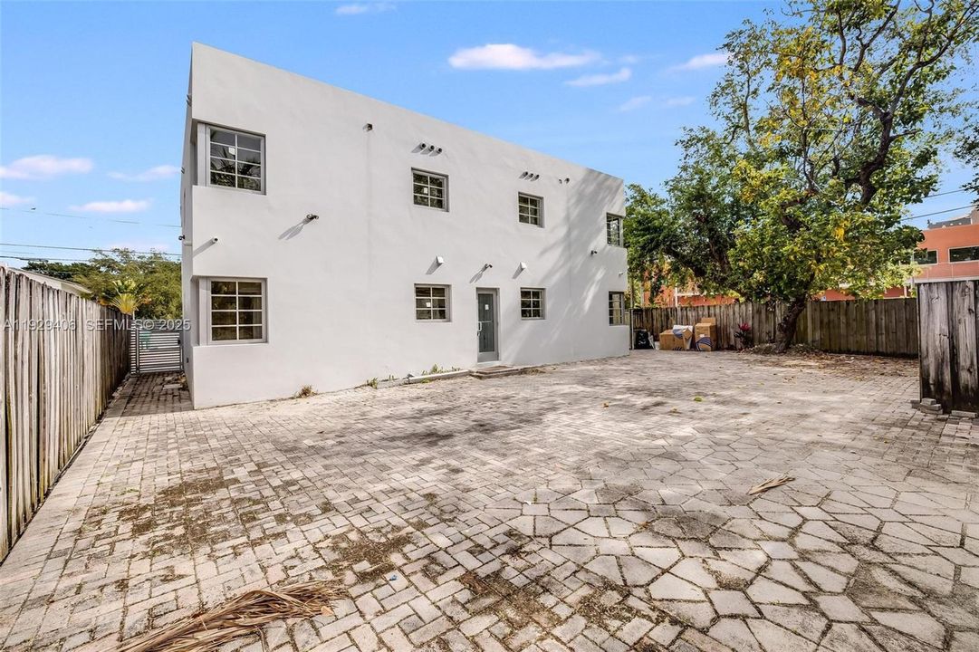 For Rent: $1,850 (2 beds, 1 baths, 598 Square Feet)