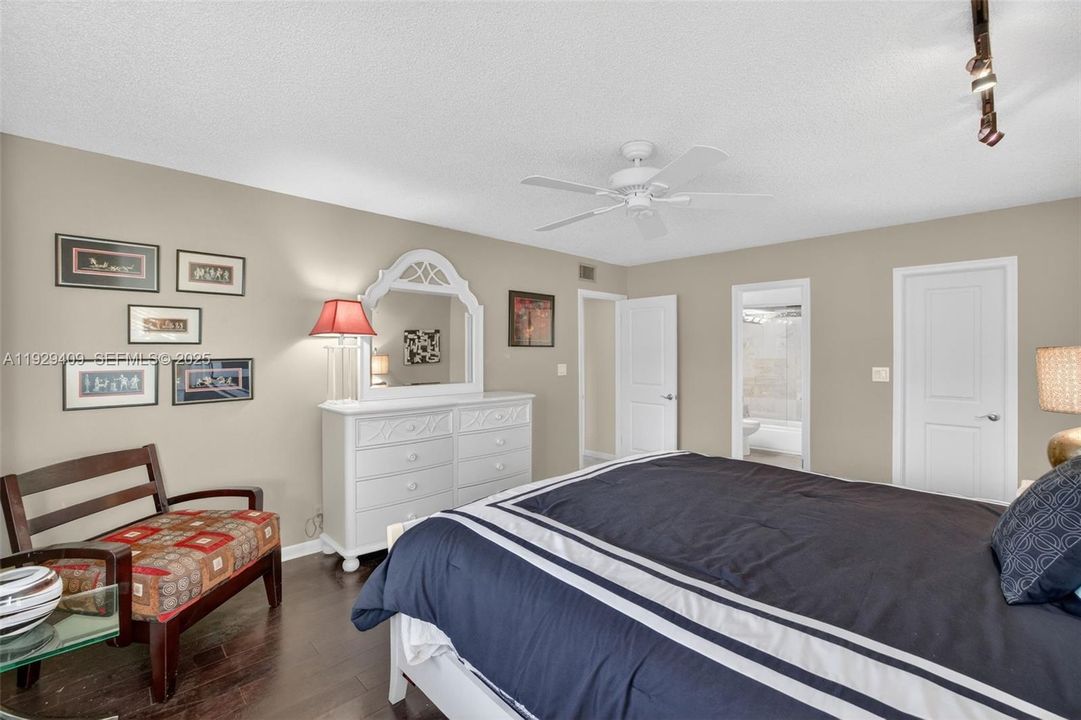 Walk in Closet and en suite bathroom