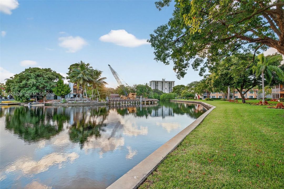 Pool is on the water. Peaceful areas overlooking the river