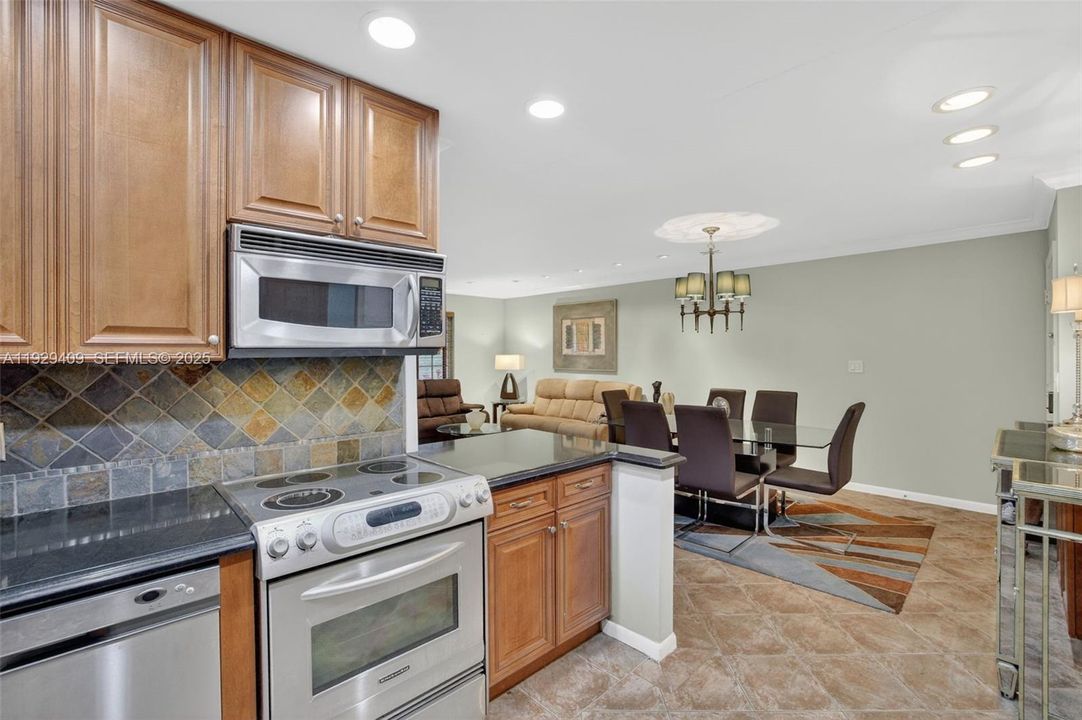 En Venta: $275,000 (2 camas, 2 baños, 1200 Pies cuadrados)