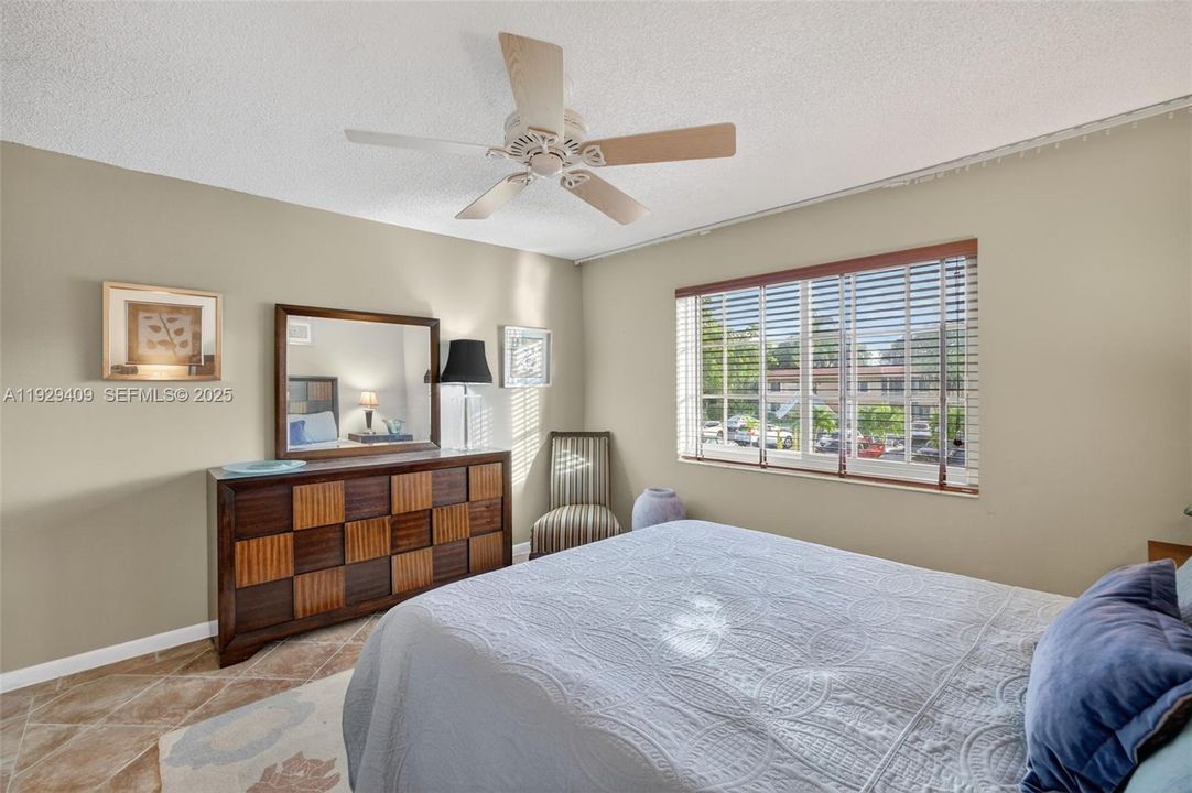 En Venta: $275,000 (2 camas, 2 baños, 1200 Pies cuadrados)