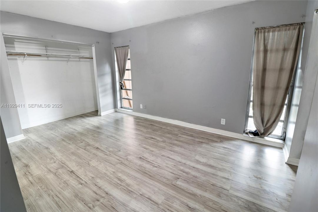 待售: $395,000 (4 贝兹, 1 浴室, 1147 平方英尺)