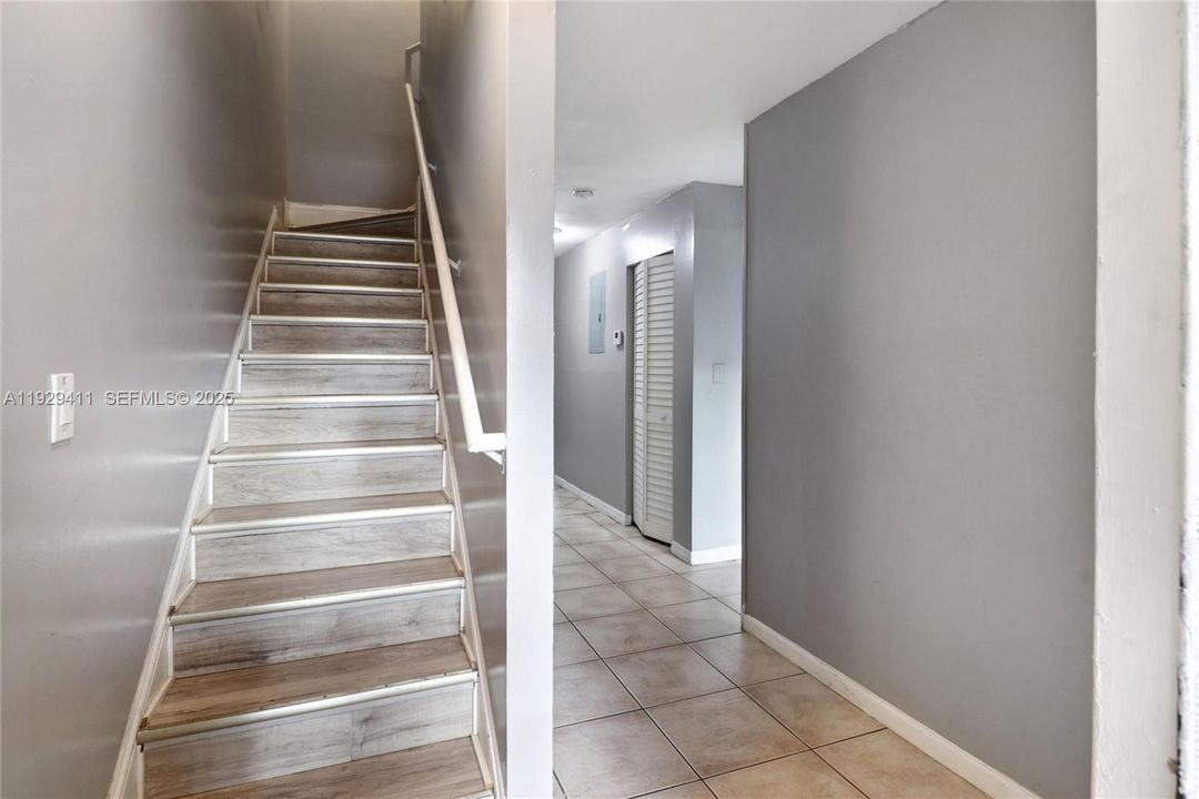 待售: $395,000 (4 贝兹, 1 浴室, 1147 平方英尺)