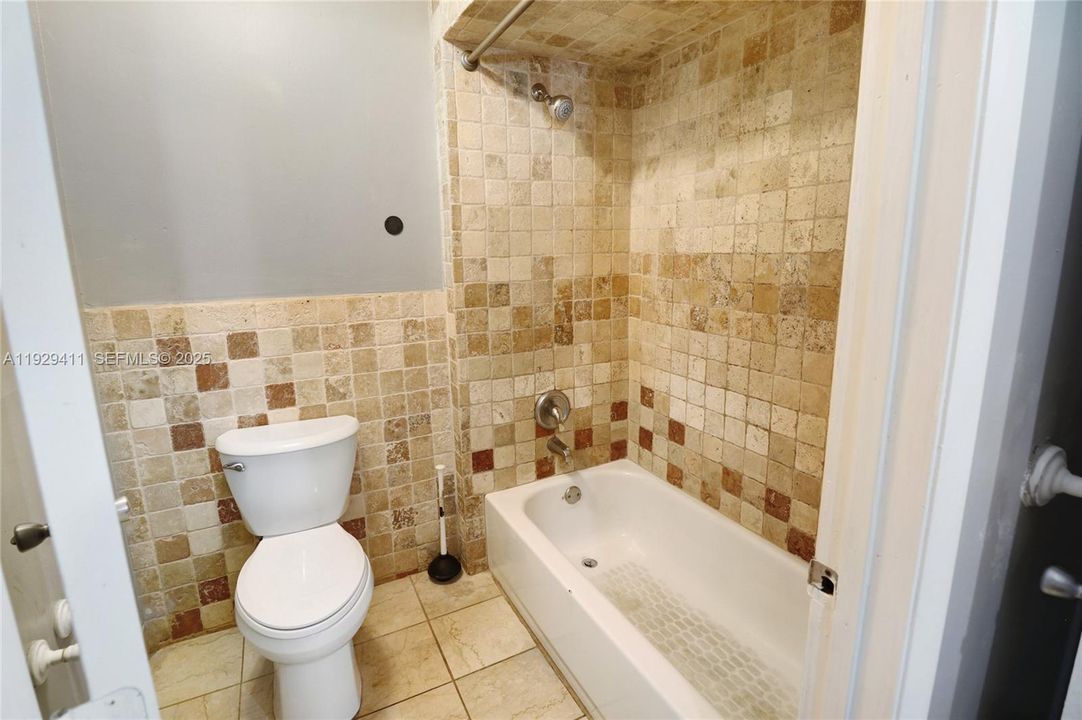 待售: $395,000 (4 贝兹, 1 浴室, 1147 平方英尺)