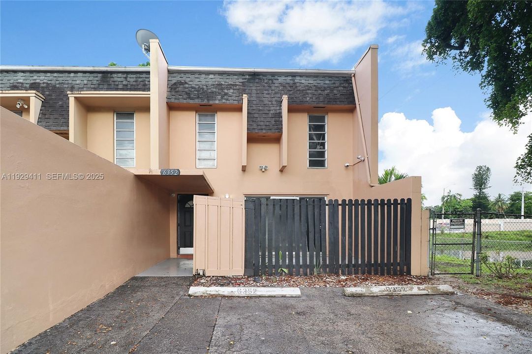 待售: $395,000 (4 贝兹, 1 浴室, 1147 平方英尺)