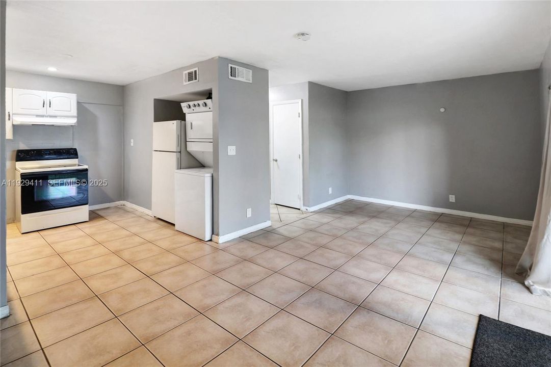 待售: $395,000 (4 贝兹, 1 浴室, 1147 平方英尺)