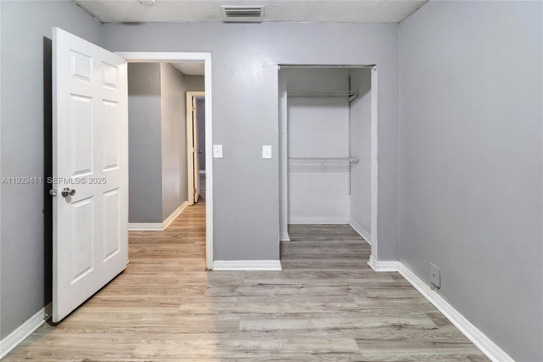 待售: $395,000 (4 贝兹, 1 浴室, 1147 平方英尺)