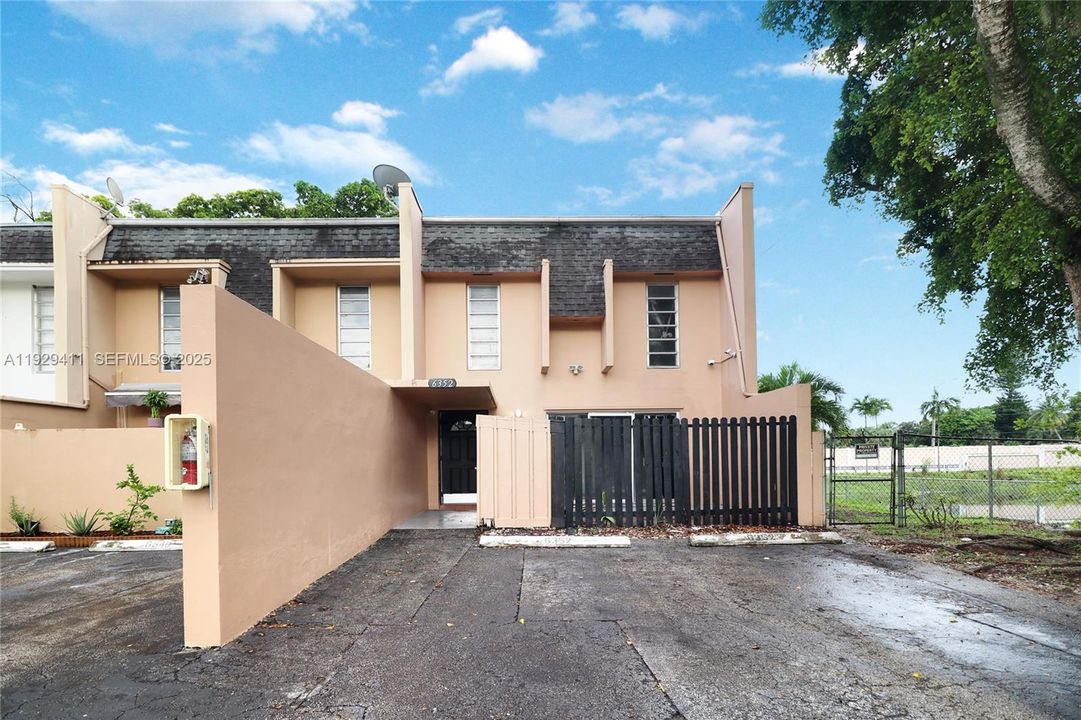 待售: $395,000 (4 贝兹, 1 浴室, 1147 平方英尺)