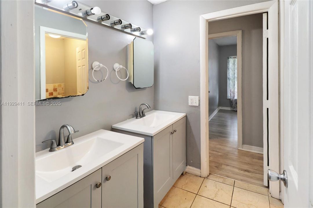 待售: $395,000 (4 贝兹, 1 浴室, 1147 平方英尺)