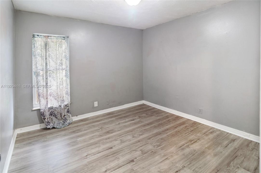 待售: $395,000 (4 贝兹, 1 浴室, 1147 平方英尺)