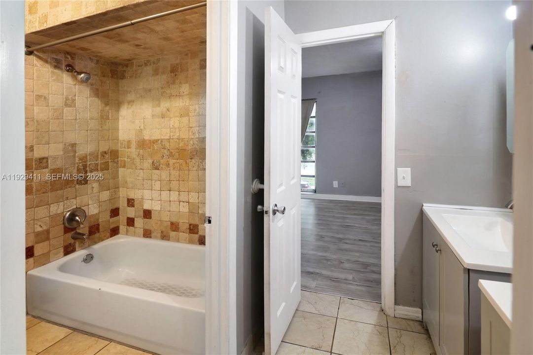 待售: $395,000 (4 贝兹, 1 浴室, 1147 平方英尺)