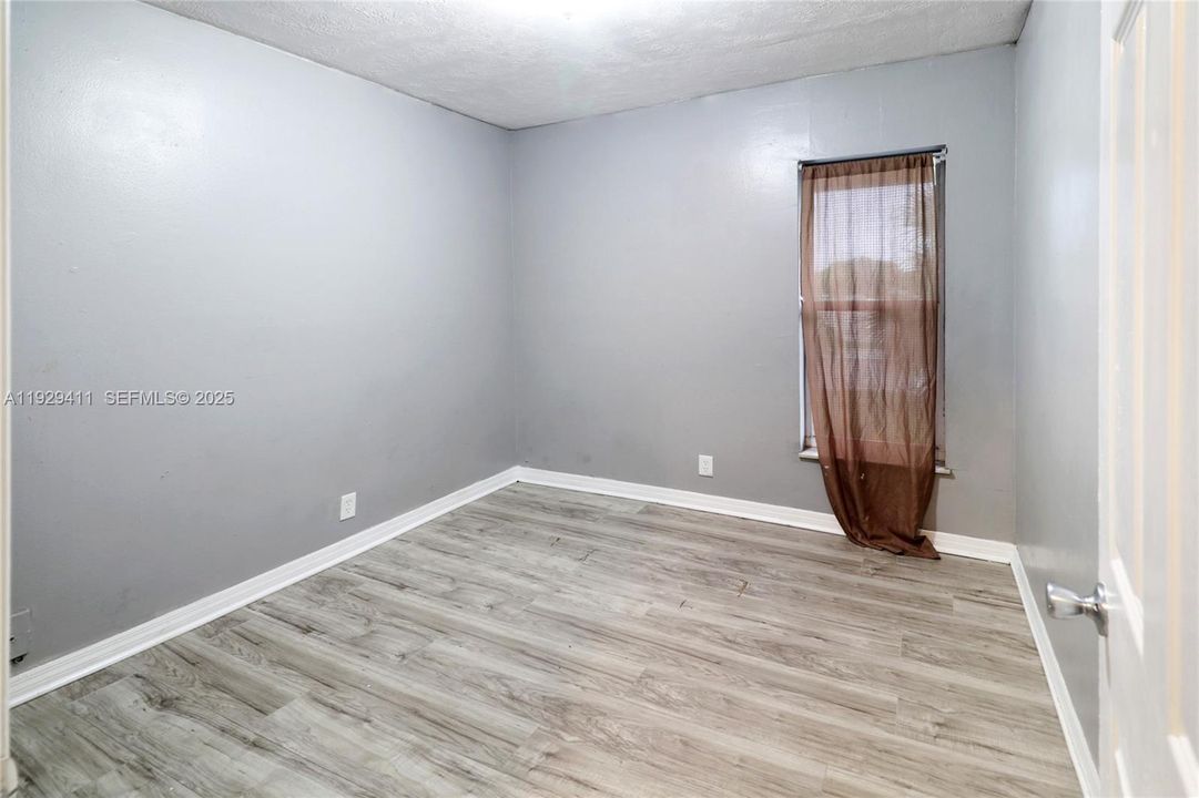 待售: $395,000 (4 贝兹, 1 浴室, 1147 平方英尺)