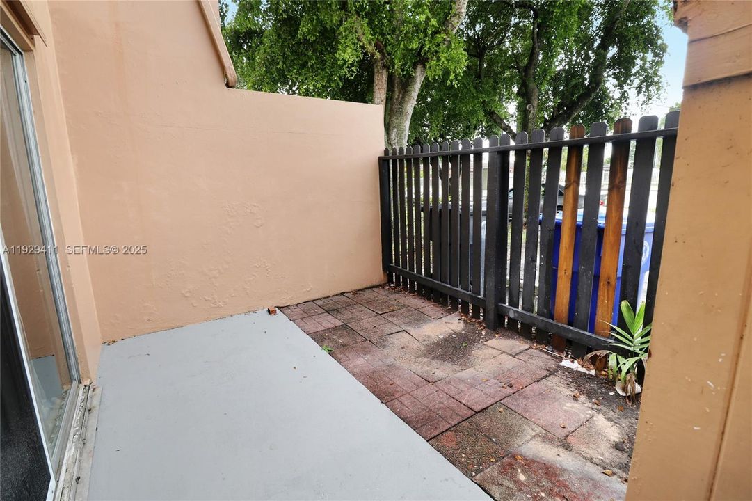 待售: $395,000 (4 贝兹, 1 浴室, 1147 平方英尺)