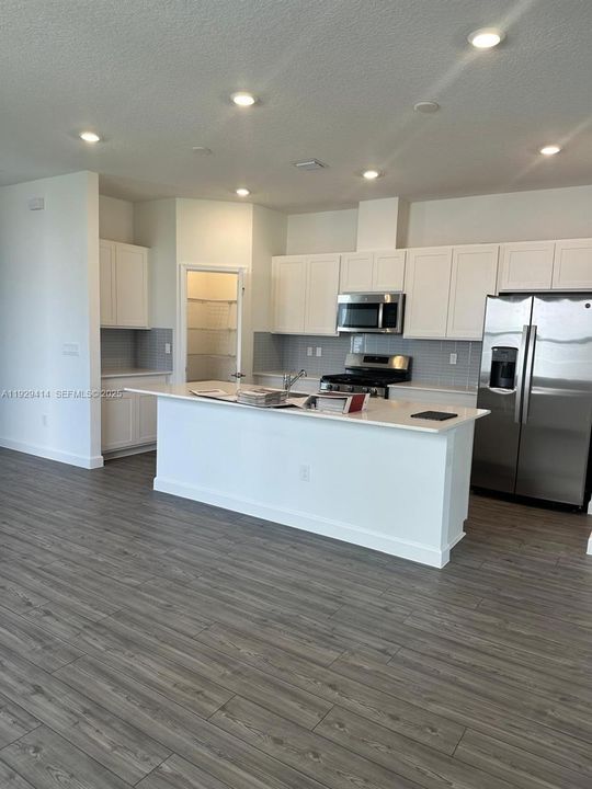 For Rent: $3,200 (3 beds, 2 baths, 1749 Square Feet)