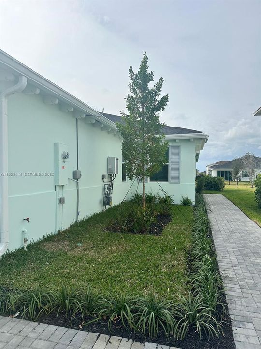 For Rent: $3,200 (3 beds, 2 baths, 1749 Square Feet)