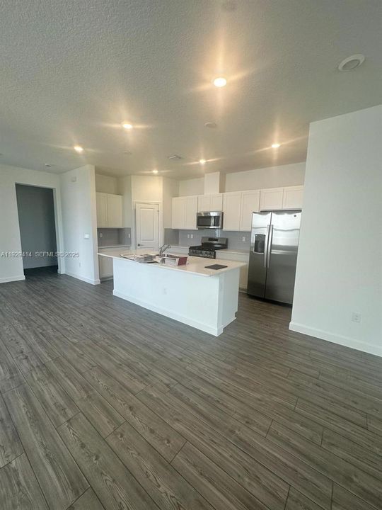 For Rent: $3,200 (3 beds, 2 baths, 1749 Square Feet)