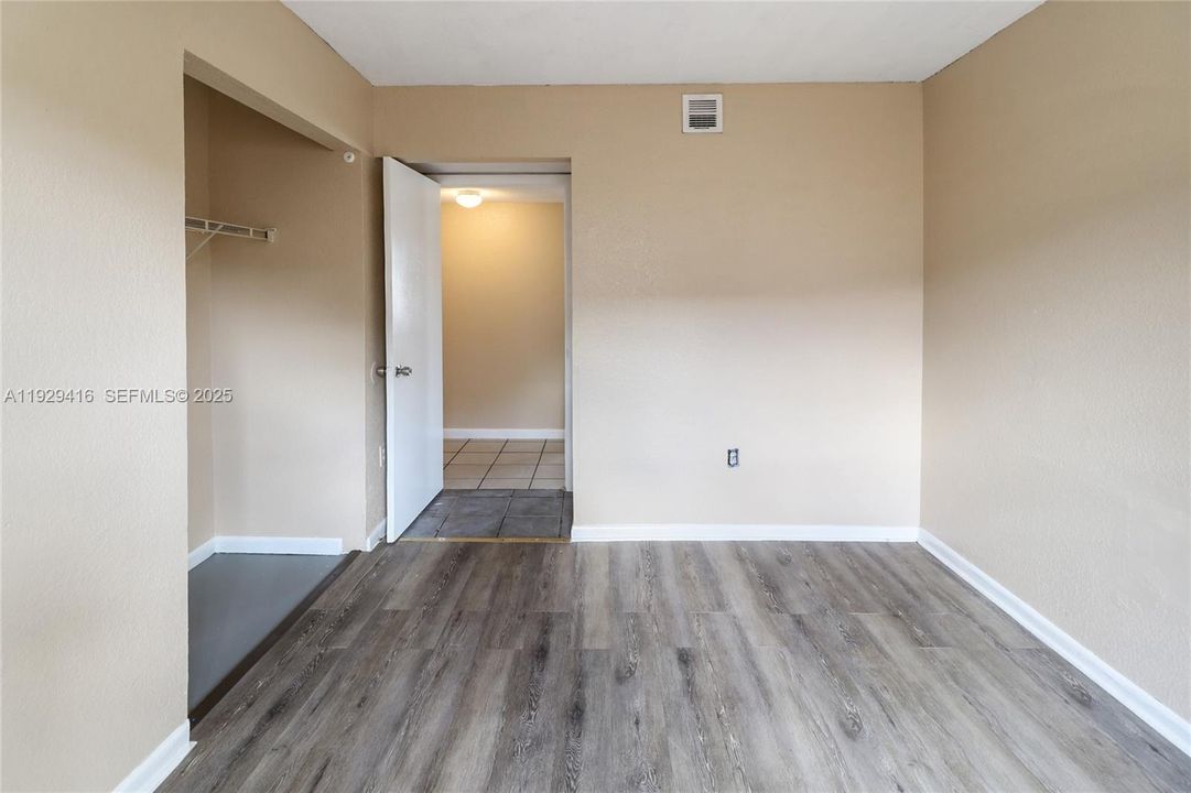 待售: $385,000 (4 贝兹, 2 浴室, 1285 平方英尺)