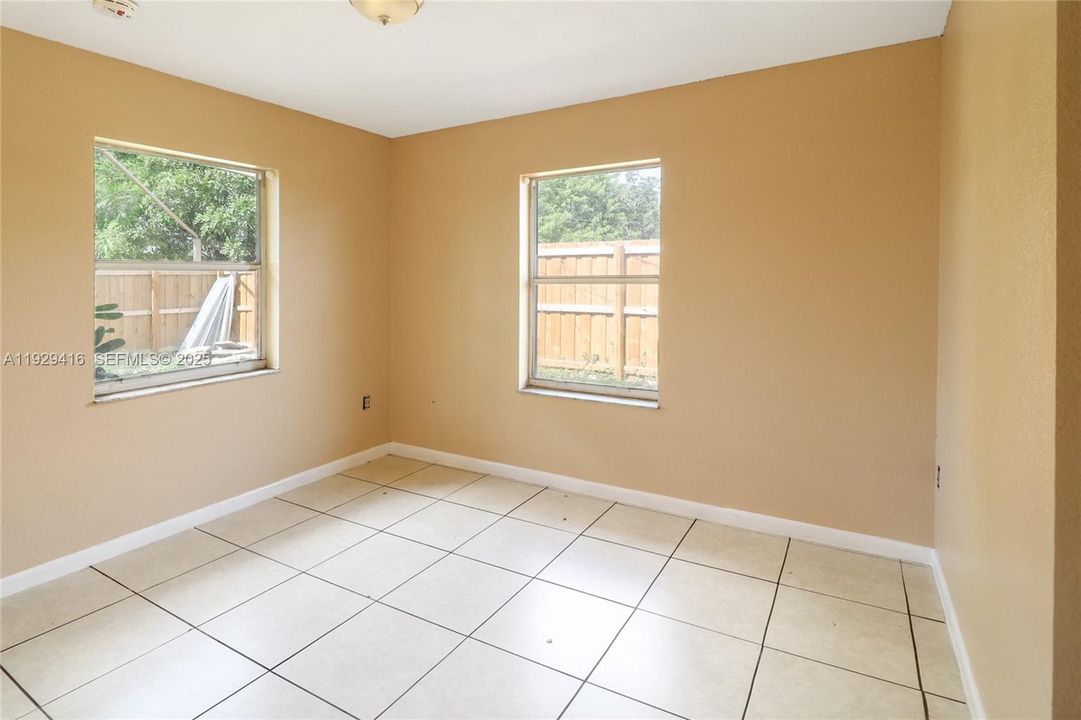 待售: $385,000 (4 贝兹, 2 浴室, 1285 平方英尺)