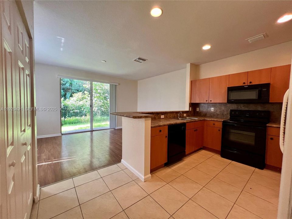For Rent: $2,900 (3 beds, 2 baths, 1423 Square Feet)