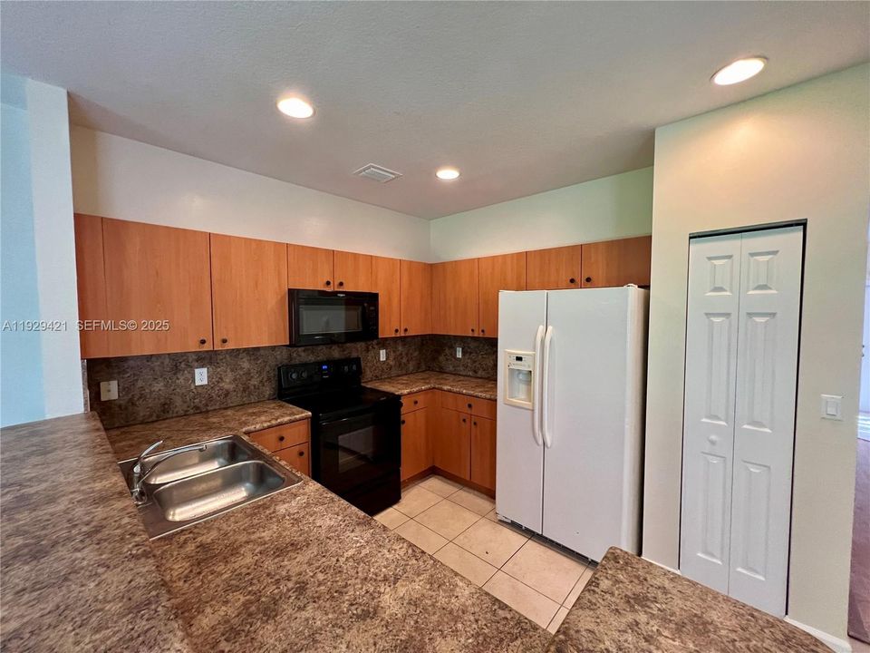 For Rent: $2,900 (3 beds, 2 baths, 1423 Square Feet)