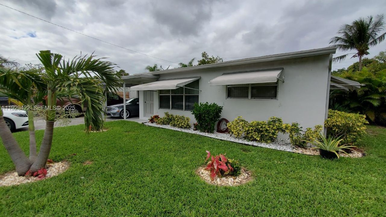 For Sale: $335,000 (3 beds, 1 baths, 720 Square Feet)