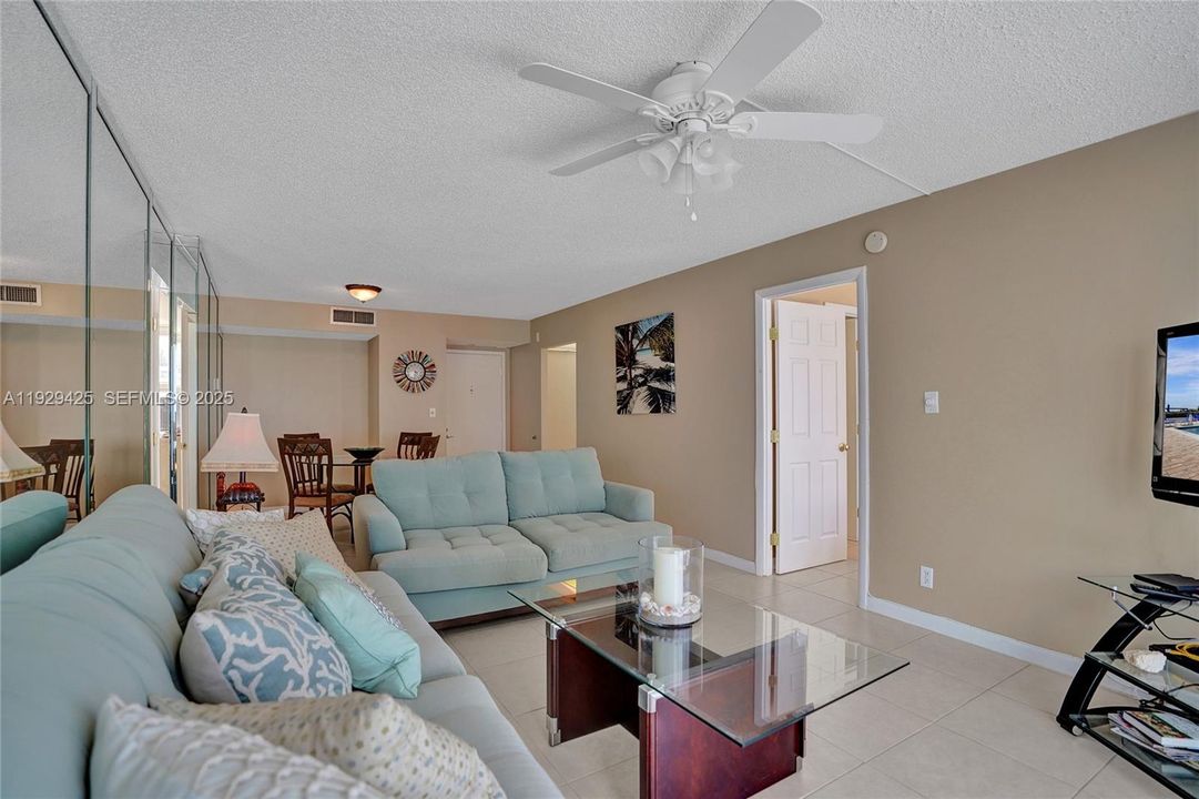 На продажу: $410,000 (2 спален, 2 ванн, 1050 Квадратных фут)