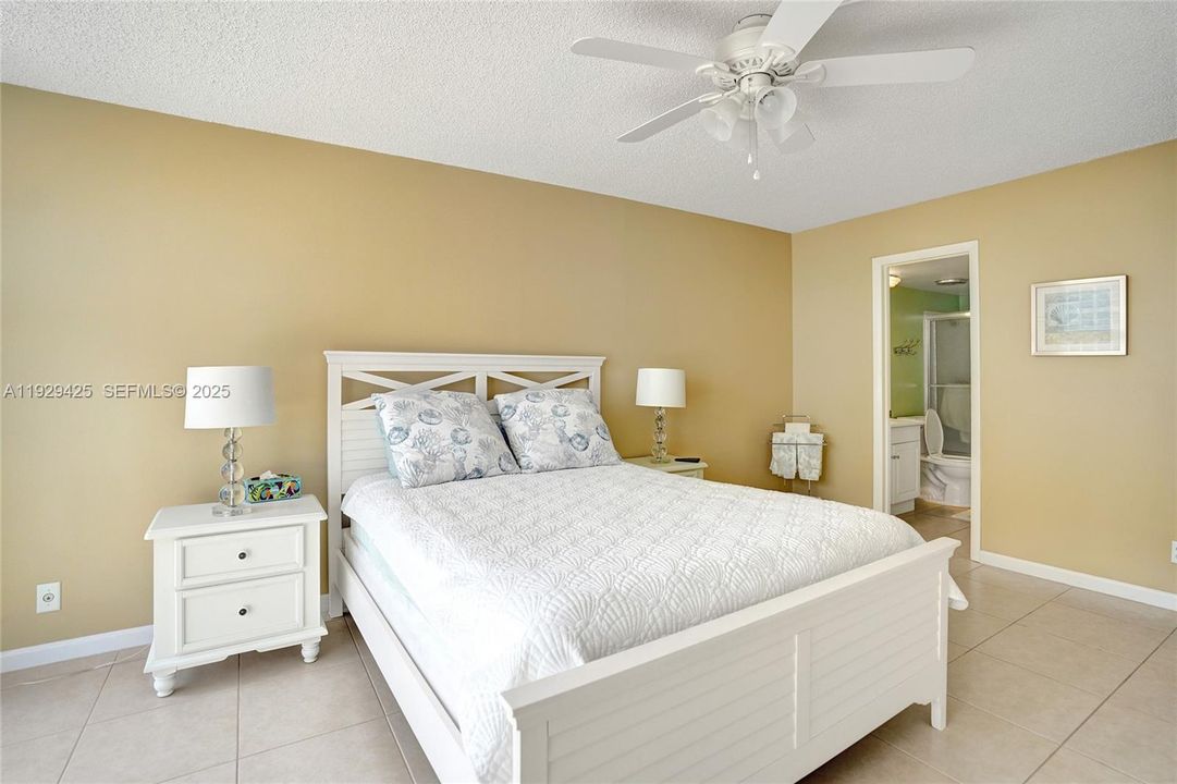 На продажу: $410,000 (2 спален, 2 ванн, 1050 Квадратных фут)