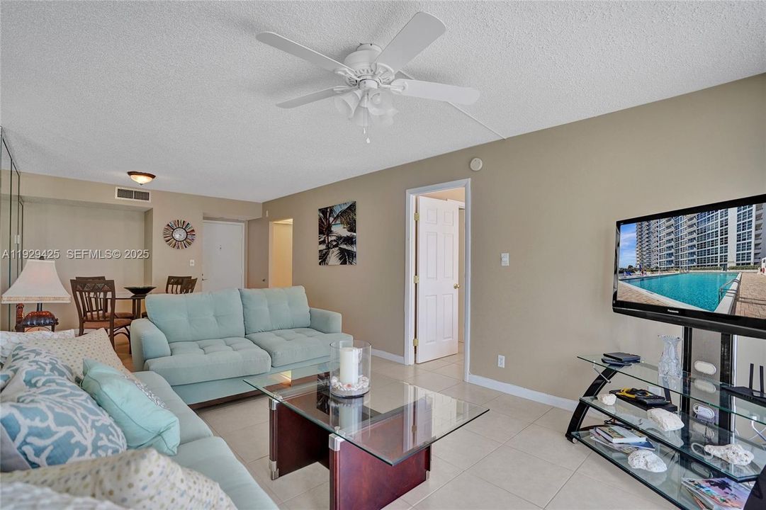 На продажу: $410,000 (2 спален, 2 ванн, 1050 Квадратных фут)